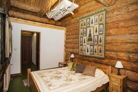 Двухместный номер Кыз Корка (Еловая изба) двуспальная кровать, Гостевой дом Бобровая Долина, Ижевск